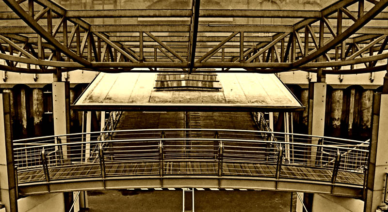P1110053_bw.jpg - Hamburg - Landungsbrücken