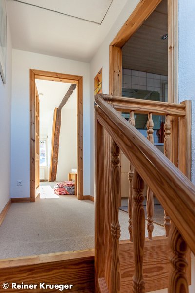 IMG_7304.jpg - von der Treppe 1. OG - 2. OG zum Gang 2. OG (rechts zum Bad, geradeaus zum 3. Schlafzimmer)