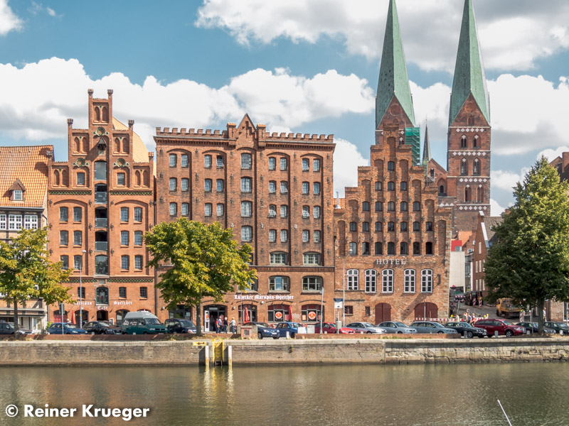 IMG_1224.jpg - Blick über die Trave zum Lübecker Marzipan-Speicher