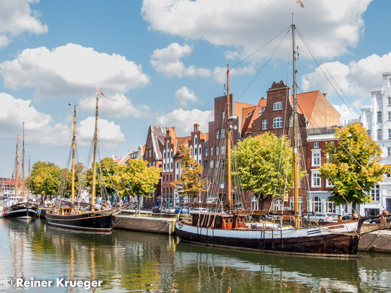 IMG_1230.jpg - Die Untertrave mit den alten Segelschiffen