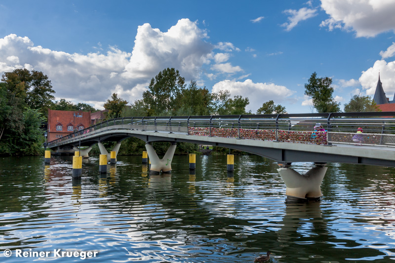 IMG_5752.jpg - mit Schlössern behangene Brücke über die Obertrave