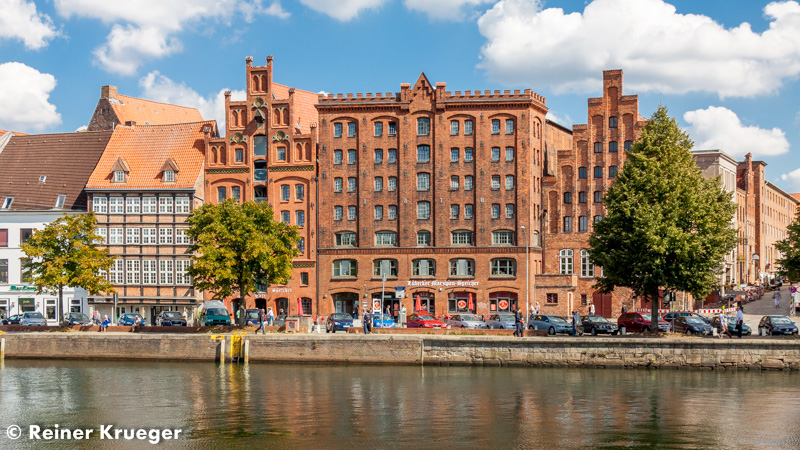 IMG_5924.jpg - Blick über die Trave zum Lübecker Marzipan-Speicher